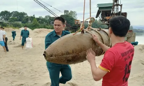 Lặn bắt cá trên sông Lam, đụng phải bom nặng 340kg