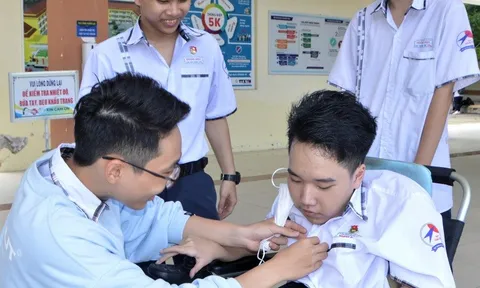 Nam sinh yếu tứ chi ngồi xe lăn, học giỏi để báo hiếu cha mẹ