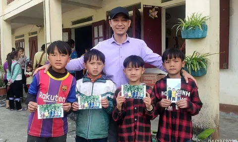 Người đi nhặt nụ cười và chia lại cho trẻ vùng cao