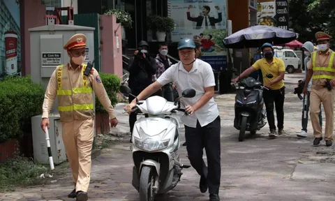Hà Nội: Ngày đầu cao điểm, tài xế "ma men" đổ mồ hôi tìm xe về nhà giữa nắng nóng