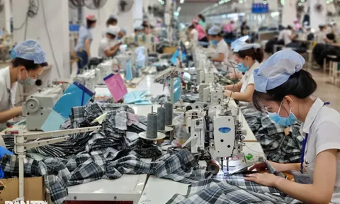 Tăng lương tối thiểu, sao giữ những điều khoản có lợi cho người lao động?
