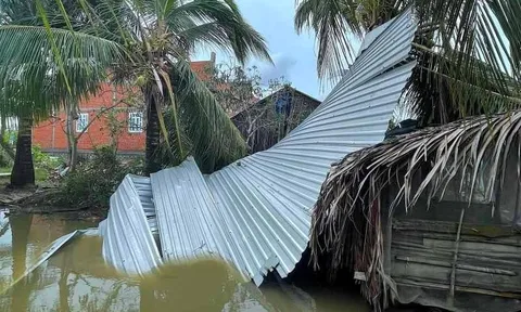 Mưa dông ở Cà Mau, hàng trăm nhà sập, tốc mái
