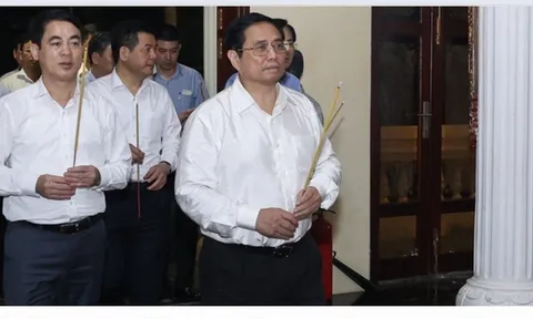 Thủ tướng dâng hương Đền thờ Bác Hồ tại Hậu Giang