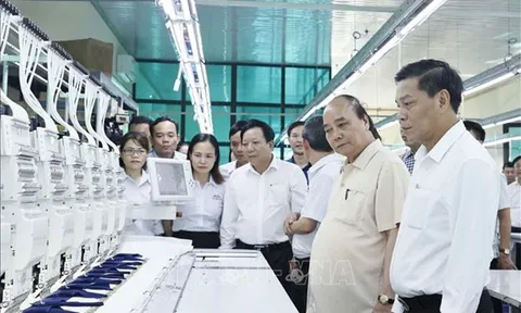 Chủ tịch nước Nguyễn Xuân Phúc thăm mô hình dệt may hiệu quả tại Hải Phòng