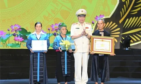 Truy tặng danh hiệu Anh hùng với Trưởng Công an xã hi sinh trong chống lũ