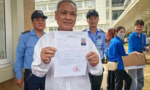 Cụ ông 82 tuổi kể chuyện gian khổ ôn thi để đỗ tốt nghiệp THPT