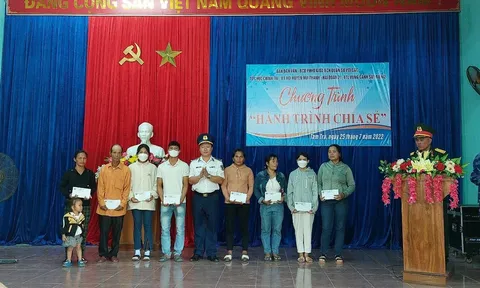 Hải đoàn 21/BTL vùng CSB 2 thăm hỏi, tặng quà nhân dân xã Tam Trà, huyện Núi Thành