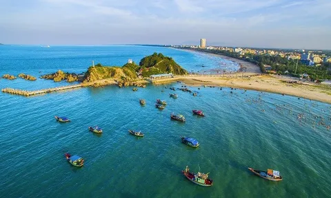 Nghệ An: Phạt tiền người tổ chức; du khách cởi áo ngực ở biển Cửa Lò phải xin lỗi