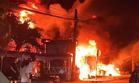 Bình Dương: Hoả hoạn thiêu rụi ki-ốt giày dép, quần áo sát nhà để xe