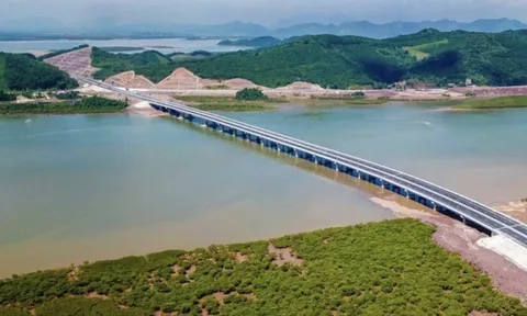 Khung cảnh hùng vĩ quanh cây cầu vượt biển dài nhất Quảng Ninh