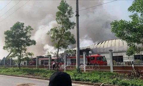 Cháy lớn ở khu công nghiệp Quang Minh, Hà Nội