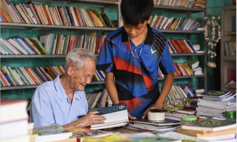 Cụ ông 90 tuổi gây dựng thư viện 12.500 đầu sách phục vụ trẻ nhỏ