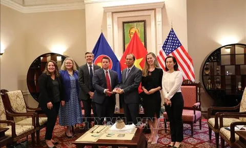 Đại sứ quán Việt Nam tại Mỹ tiếp nhận hiện vật, cổ vật văn hoá từ FBI