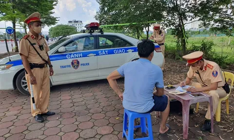 Hà Nội: CSGT dừng xe thông báo chạy quá tốc độ, tài xế “tâm phục khẩu phục”