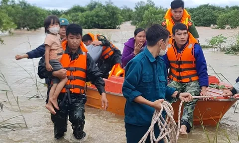 Dũng cảm cứu dân trong lũ dữ