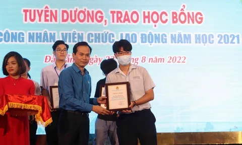 Trao 381 suất học bổng cho học sinh vượt khó, học giỏi