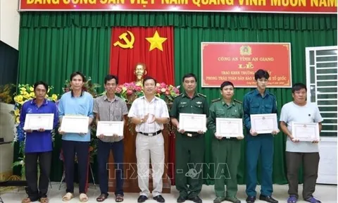Khen thưởng đột xuất 6 người dân dũng cảm cứu nhóm người Việt Nam trốn khỏi sòng bạc ở Campuchia