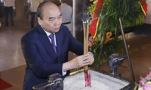 Chủ tịch nước Nguyễn Xuân Phúc dâng hương tại Khu văn hoá tưởng niệm Bác Hồ