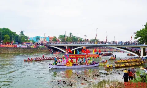 Lễ hội đua thuyền trên sông Kiến Giang mừng Tết Độc lập thu hút đông đảo người dân