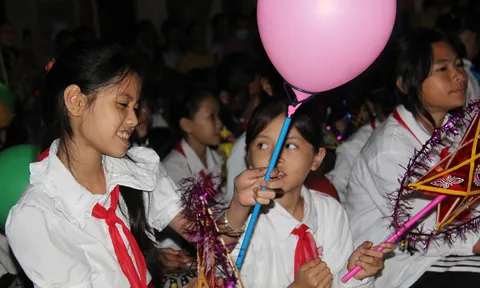 Nghệ An: Chương trình “Vầng trăng yêu thương” đến với trẻ em nghèo huyện Quỳ Châu