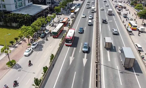 CSGT Hà Nội: Xử lý hàng loạt ô tô đi vào làn đường khẩn cấp đường trên cao vành đai 3