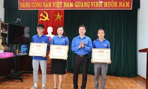 Tặng bằng khen cho nhóm đoàn viên cứu ba em nhỏ đuối nước