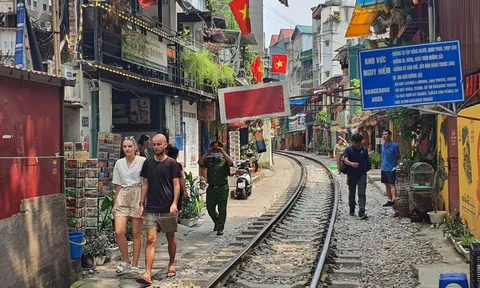 Hà Nội: Cấm du khách vào phố đường tàu tham quan như “bắt cóc bỏ đĩa"