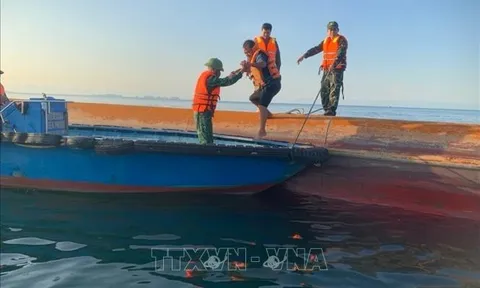 Đồn Biên phòng Cát Bà kịp thời ứng cứu người gặp nạn trên biển