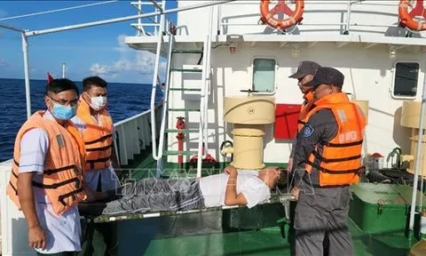 Tàu kiểm ngư kịp thời đưa ngư dân từ Trường Sa vào đất liền điều trị