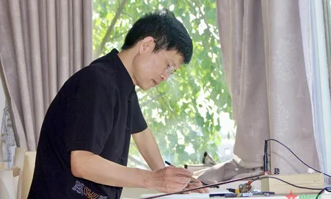 Nghệ nhân bảo tồn nghề thêu long bào ở Đông Cứu