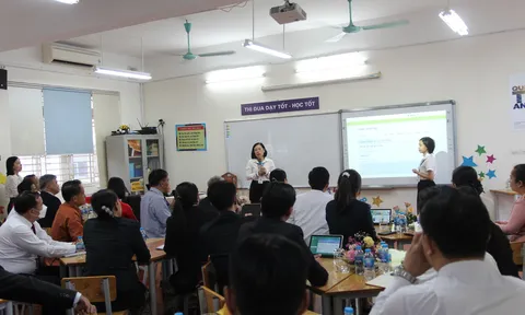 Đoàn cán bộ, giảng viên Trường Chính trị - Hành chính Thủ đô Viêng Chăn thăm và nghiên cứu thực tế tại Trường Tiểu học đô thị Sài Đồng