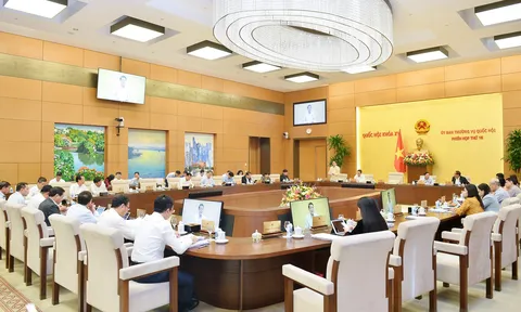 UBTVQH đồng ý trình Quốc hội xem xét, quyết định tăng lương cơ sở, lương hưu, ưu đãi nghề y tế