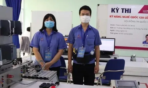 Nữ sinh TPHCM chế tạo robot tiếp tân trong bệnh viện