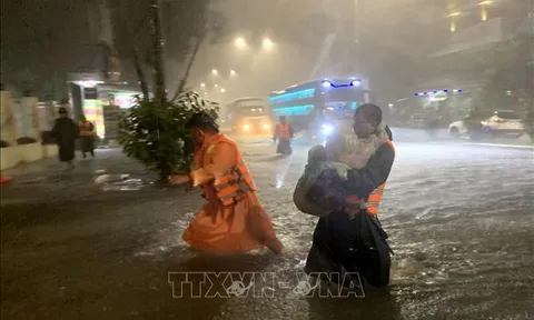 Bão số 5 gây mưa lớn, ngập sâu tại Đà Nẵng