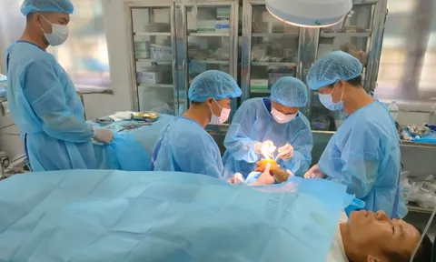 Bệnh xá đảo Song Tử Tây cấp cứu ngư dân gặp nạn trên biển