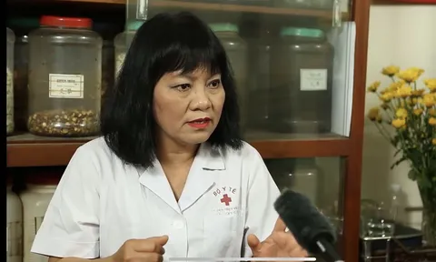 Thầy thuốc ưu tú Nguyễn Thị Hằng - Người truyền lửa đam mê nghiên cứu và bào chế thuốc Nam
