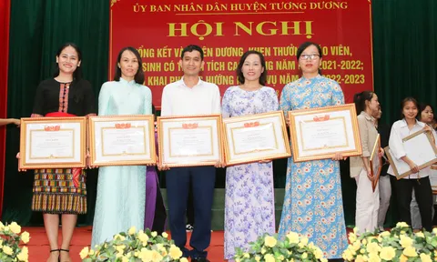 Cô giáo vùng cao yêu trẻ tận tâm với nghề