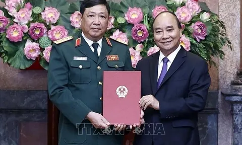 Chủ tịch nước trao quyết định thăng quân hàm Thượng tướng cho Phó TTMT Huỳnh Chiến Thắng
