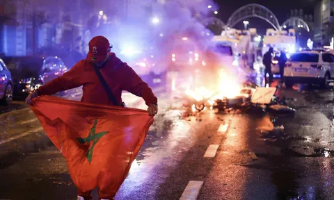 Bạo loạn ở Brussels sau khi Bỉ thua Maroc tại World Cup 2022, cảnh sát dùng vòi rồng can thiệp