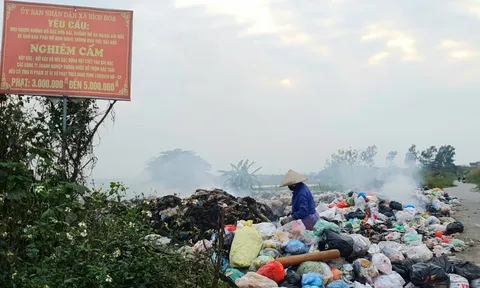 Nghìn tấn rác thải vẫn ùn ứ tại huyện ngoại thành Hà Nội