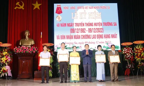 Huyện Trường Sa kỷ niệm 40 năm ngày truyền thống và đón nhận Huân chương Lao động hạng Nhất.