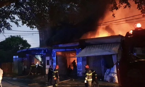 TP Hồ Chí Minh: Cháy lớn kho hàng ở huyện Hóc Môn