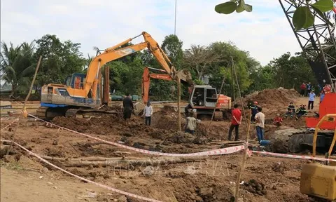 Vụ bé trai rơi xuống trụ bê tông sâu 35m: Tiếp tục cứu hộ với phương châm 'còn nước còn tát'