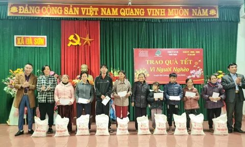 Trao quà tặng "Tết vì người nghèo" ở xã Đà Sơn, huyện Đô Lương, Nghệ An