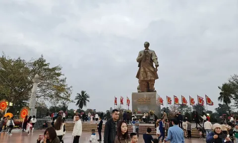 Người dân nô nức đi lễ Đền Trần đầu năm