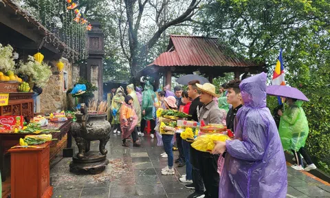 Hà Tĩnh:  Đội mưa, rét hàng ngàn du khách đến chùa Hương Tích vãn cảnh