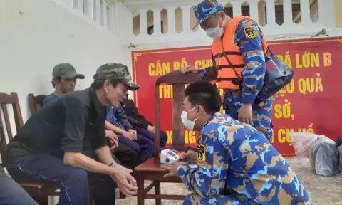 Đảo Đá Lớn giúp đỡ tàu cá Phú Yên gặp nạn