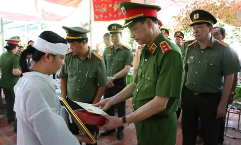 Truy thăng cấp bậc hàm lên Trung tá và tổ chức trọng thể lễ tang đồng chí Nguyễn Xuân Hào