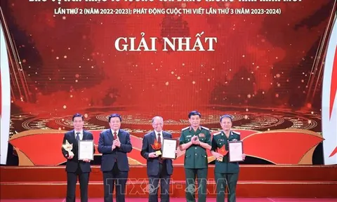 Trao giải Cuộc thi viết 'Bảo vệ nền tảng tư tưởng của Đảng trong tình hình mới' lần thứ hai
