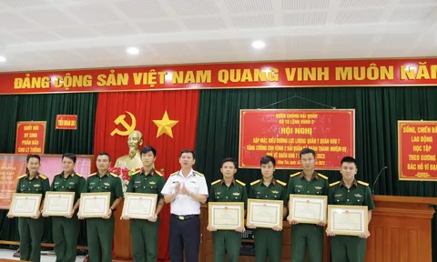 Biểu dương lực lượng quân y Quân khu 7 tăng cường, chăm sóc cán bộ, chiến sĩ trên biển